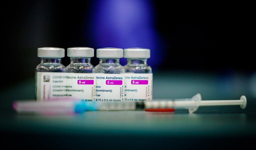 Bij de afweging of je je wel of niet laat vaccineren met AstraZeneca bestaan geen foute keuzes, zegt Theo Boer. (beeld anp / Marco de Swart)
