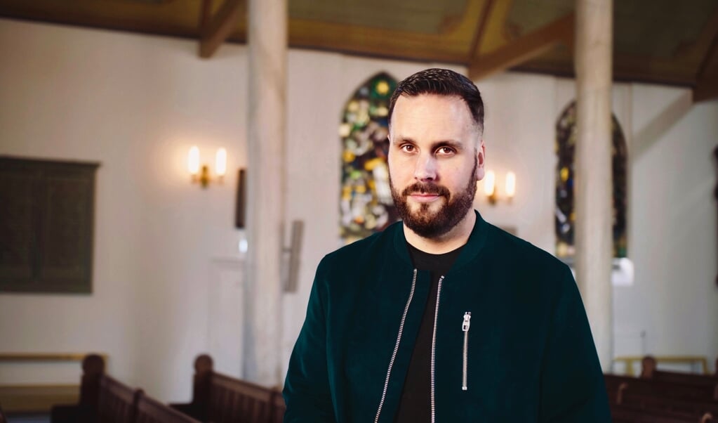 'Zelf vond ik de Bijbel lange tijd een onaantrekkelijk boek om te lezen', zegt EO-podcastmaker David Boogerd. (beeld eo / Eric van Bruggen)