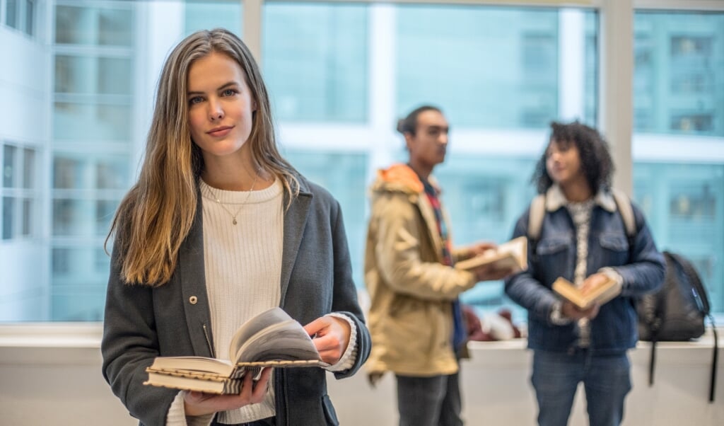 Slimme jongeren worden in een klas vaak interessanter gevonden dan hun leeftijdsgenoten die wat minder intelligent zijn. (beeld istock)