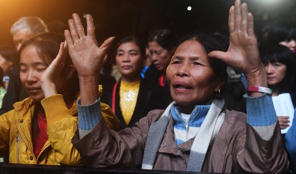 Vietnamese christenen luisteren naar Franklin Graham in het Quan Ngua Sports Stadium in Hanoi. (beeld afp / Hoang Dinh nam)