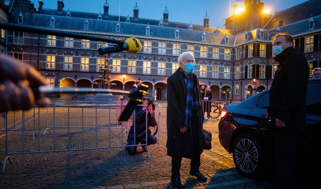 De nieuwe verkenner Herman Tjeenk Willink (midden) verlaat dinsdagavond de Stadhouderskamer na een gesprek met Tweede Kamervoorzitter Khadija Arib. Een verkenner 'moet problemen die om oplossingen vragen centraal stellen'. (beeld anp / Bart Maat)