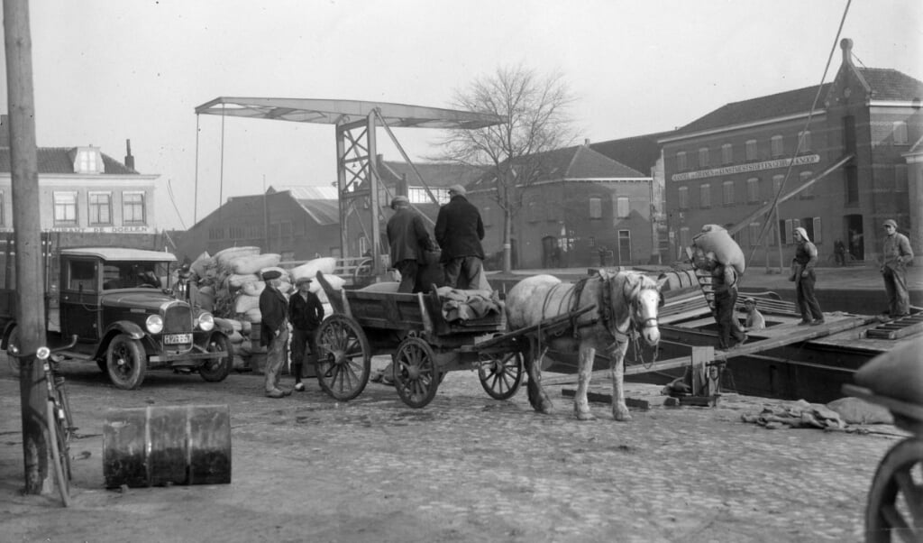 Aan de Turfkade in Brielle wordt een vrachtschip uitgeladen. (beeld Rijksdienst voor het Cultureel Erfgoed)