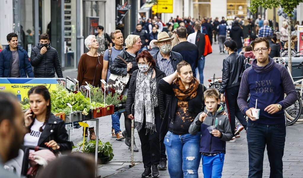 Winkelend publiek in het centrum van Enschede, in oktober vorig jaar. De gemeente liet een tijdlang winkelende mensen elektronisch tellen. Het ontbrak aan privacywaarborgen, zegt de Autoriteit Persoonsgegevens. (beeld anp / Vincent Jannink)