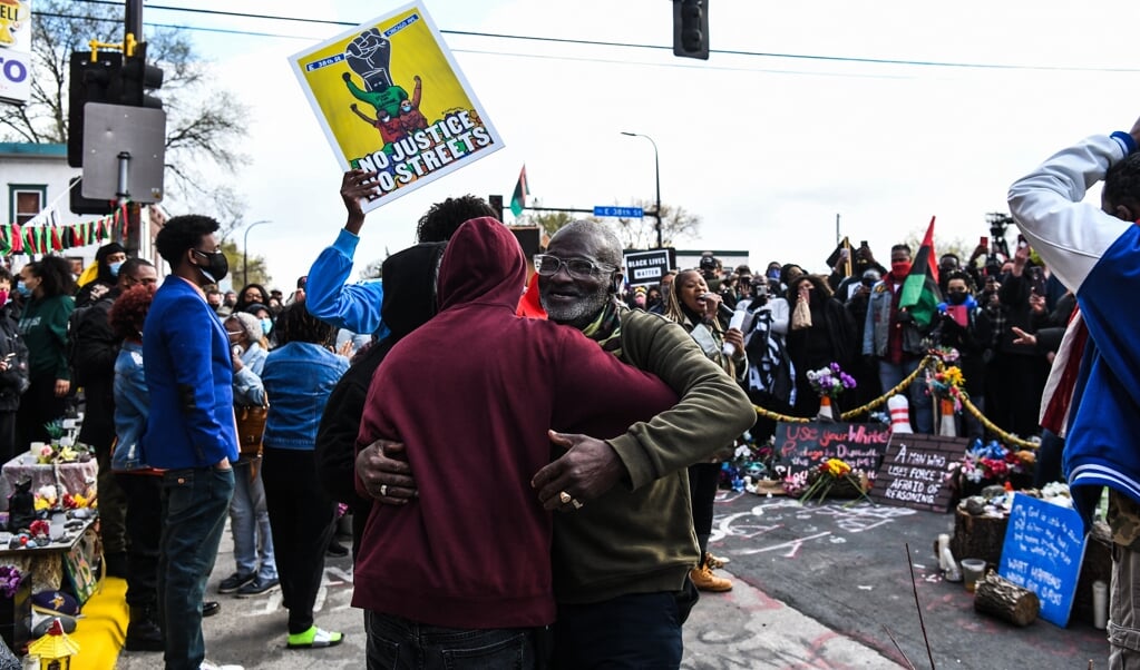 Uitgelaten reacties in Minneapolis nadat politieagent Derek Chauvin schuldig is bevonden aan moord op George Floyd. (beeld afp / Chandan Khanna)