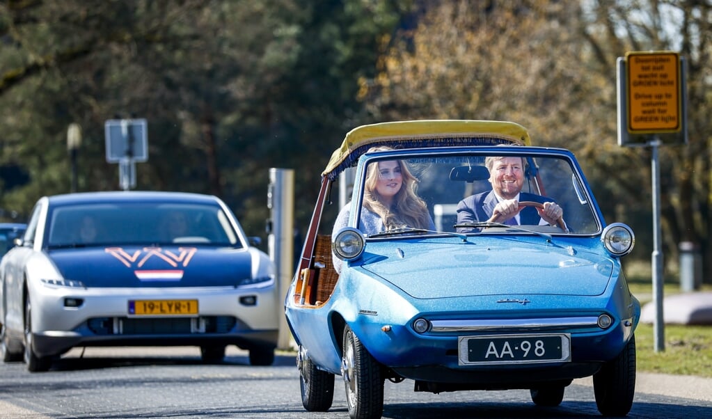 De koning en Amalia komen aan in een 55 jaar oude Daf, samen met 25 andere bijzondere voertuigen. (beeld anp / Koen van Weel)
