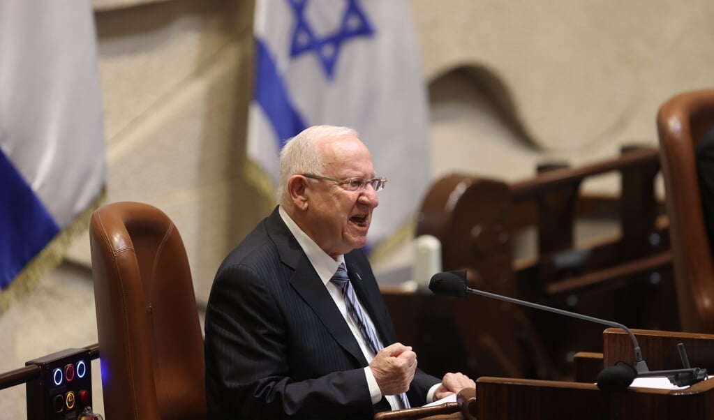 President Reuven Rivlin houdt de nieuwe Knesset voor dat de toekomst van het land gevaar loopt door de politieke verdeeldheid. (beeld epa / Alex Kolomoisky)