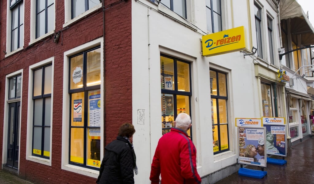 2011-02-01 17:38:59 LEEUWARDEN - Exterieur van de D-reizen winkel in Leeuwarden. Mededingingsautoriteit NMa is dinsdag binnengevallen bij D-reizen, de grootste keten van reisbureaus van Nederland. Dat heeft de NMa bevestigd. De inval maakt deel uit van het onderzoek naar prijsafspraken in de reisbranche dat vorig week is ingezet. ,,Dat is een branchebreed onderzoek'', aldus een woordvoerster. ANP FRANK VAN BEEK (beeld anp / Frank van Beek)