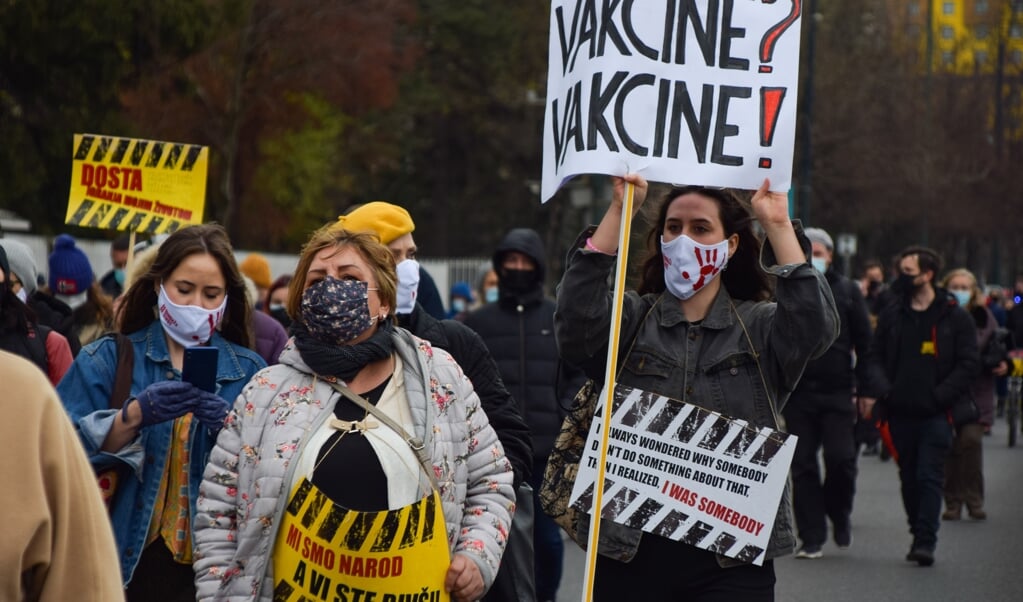 Duizenden mensen in Sarajevo protesteren tegen corruptie en het falende coronabeleid. 'We verdienen beter dan dit.' (beeld Marjolein Koster)