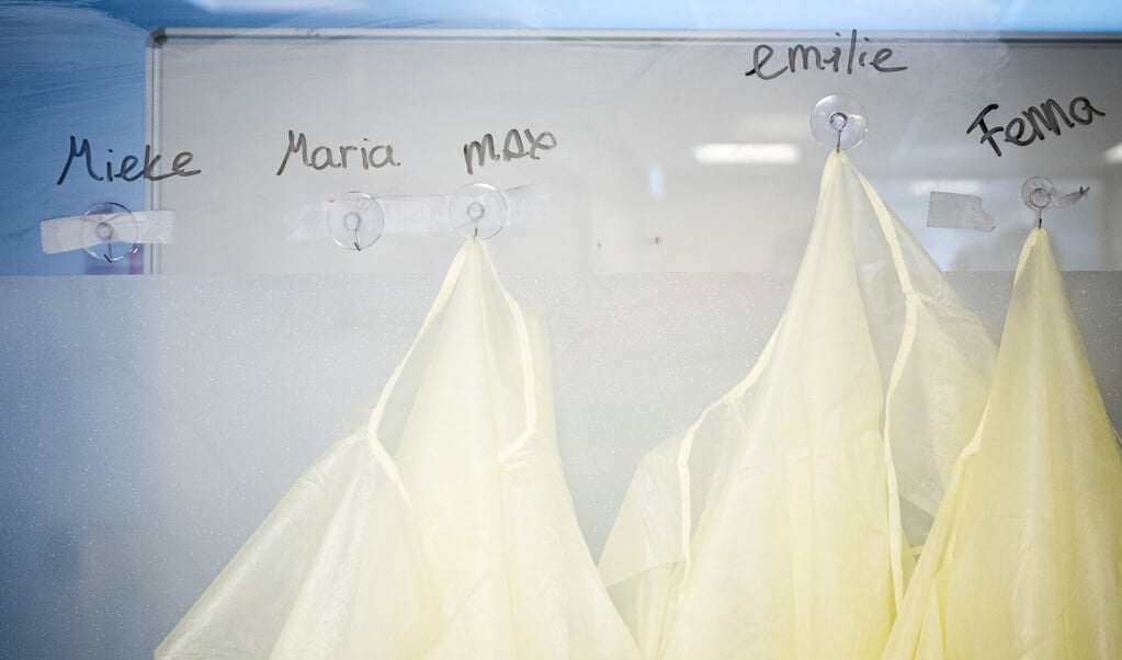 Van der Velden was diep onder de indruk van de zorg van de ‘eindeloze rij vooral vrouwelijke, onherkenbaar in het plastic verpakte maanwezens’. (beeld anp / Rob Engelaar)
