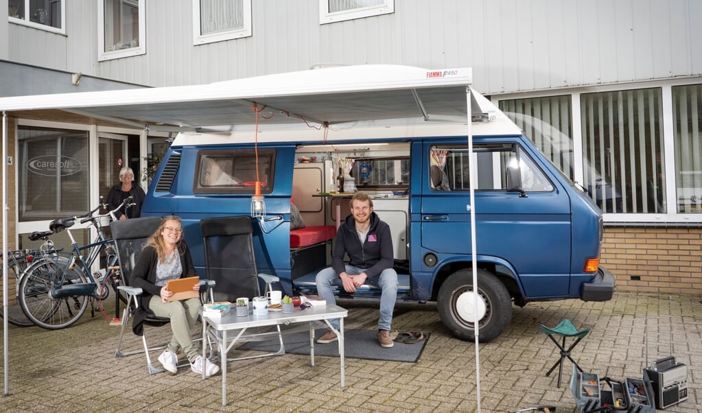 Maurits en Rianne van Mourik zijn met hun Volkswagen T3 Camper vertrokken naar het Franse St. Antonin-Noble-Val voor een seizoen vrijwilligerswerk op een evangelisch vakantiecentrum. (beeld Niek Stam)