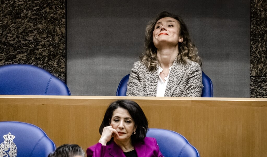 De nieuwe Tweede Kamervoorzitter Vera Bergkamp (boven) neemt het stokje na vijf jaar over van Khadija Arib. (beeld anp / Remko de Waal)