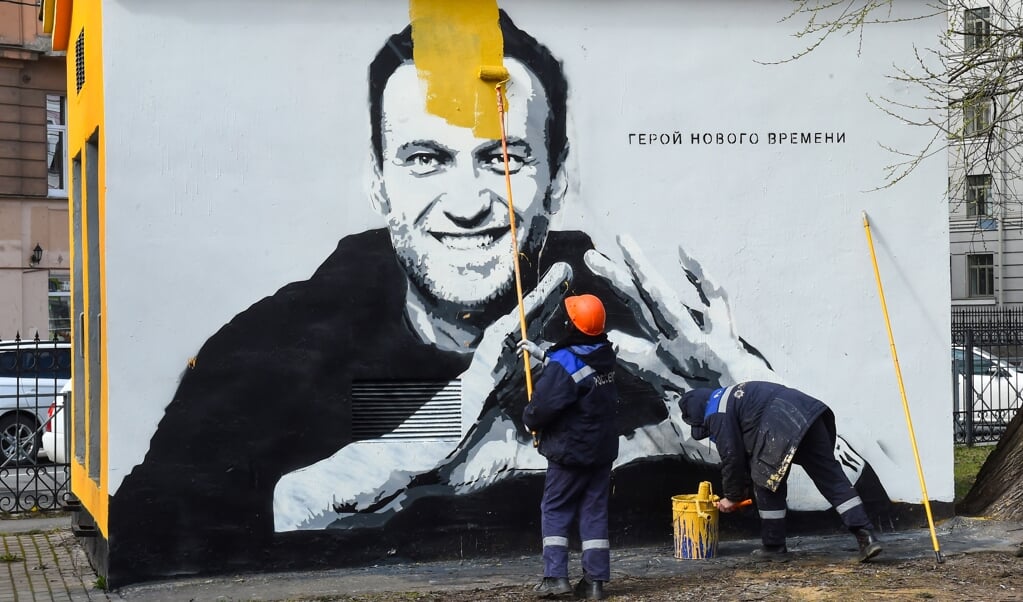 Een portret van Navalny werd woensdag overgeschilderd in Sint-Petersburg. (beeld afp / Olga Maltseva)