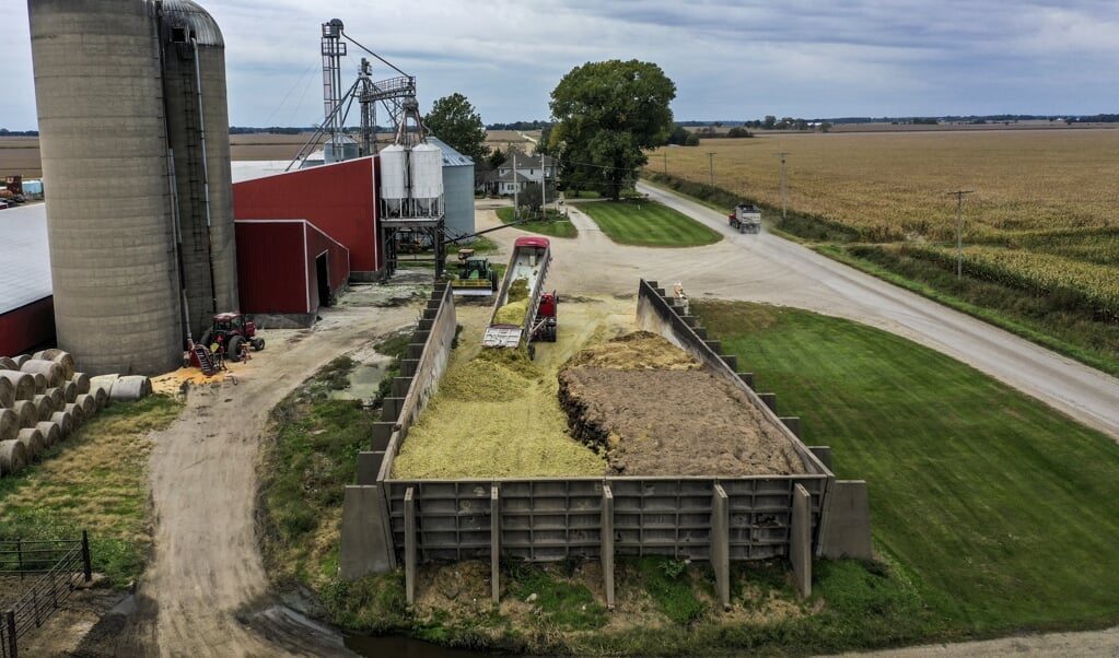 Maisoogst in de Amerikaanse staat Illinois, oktober 2019. Uit de mais wordt onder meer ethanol gewonnen, de productie ervan 'wordt eveneens door de Amerikaanse overheid gestimuleerd met regelgeving en subsidies'. (beeld epa / Tannen Maury)