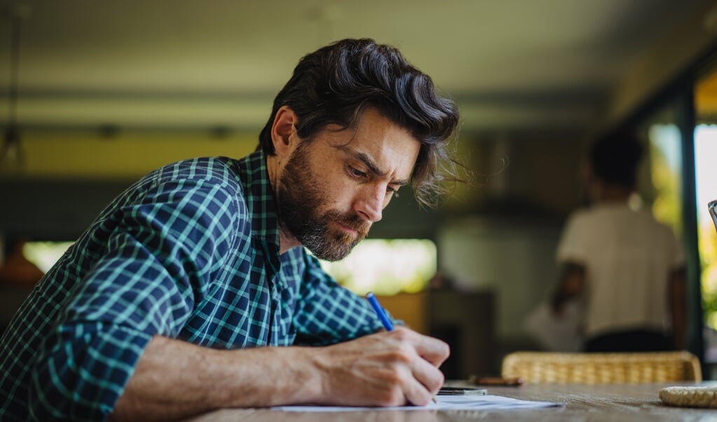 'Met een pen opgeschreven informatie blijkt beter te worden onthouden digitaal genoteerde informatie.' (beeld istock)