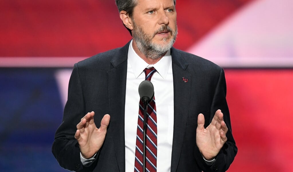 In 20216 kon bestuursvoorzitter Jerry Falwell, Jr. nog gloedvol spreken over Trump tijdens de Republikeinse conventie. (beeld afp / Jim Watson)