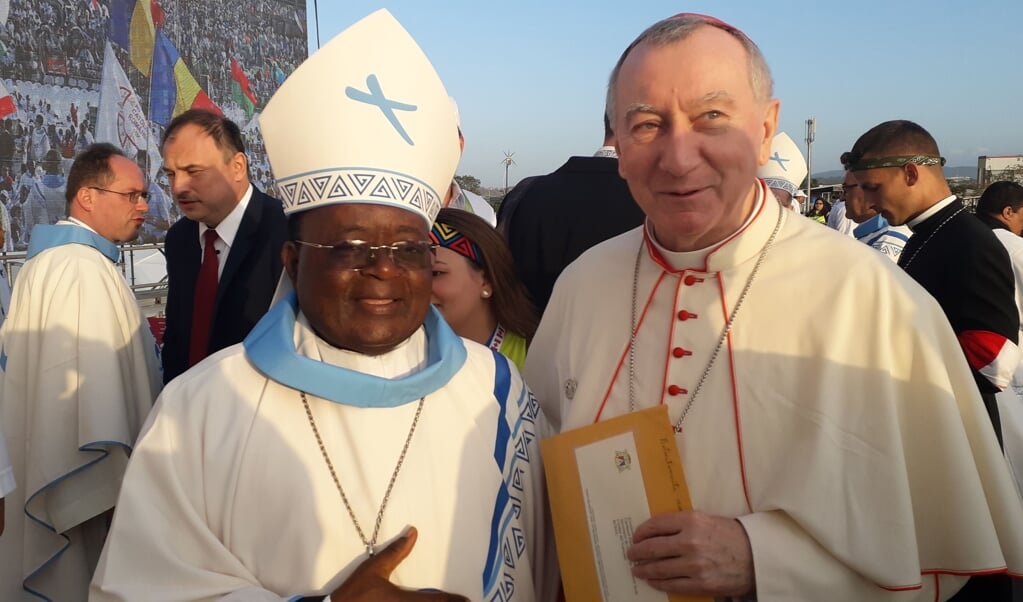 Aartsbisschop Cyprian Kizito Lwanga van Kampala tijdens de Wereldjongerendagen in Panama samen met kardinaal Pietro Parolin. (beeld nd)
