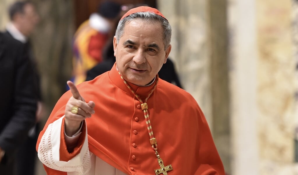 De van oorsprong Sardijnse kardinaal Giovanni Angelo Becciu vlak na zijn kardinaalscreatie door paus Franciscus op 28 juni 2018. (beeld afp / Andreas Solaro)