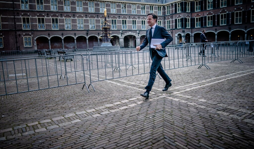 Mark Rutte (VVD) arriveert op het Binnenhof voor een tweede gesprek met informateur Herman Tjeenk Willink. (beeld anp / Bart Maat)