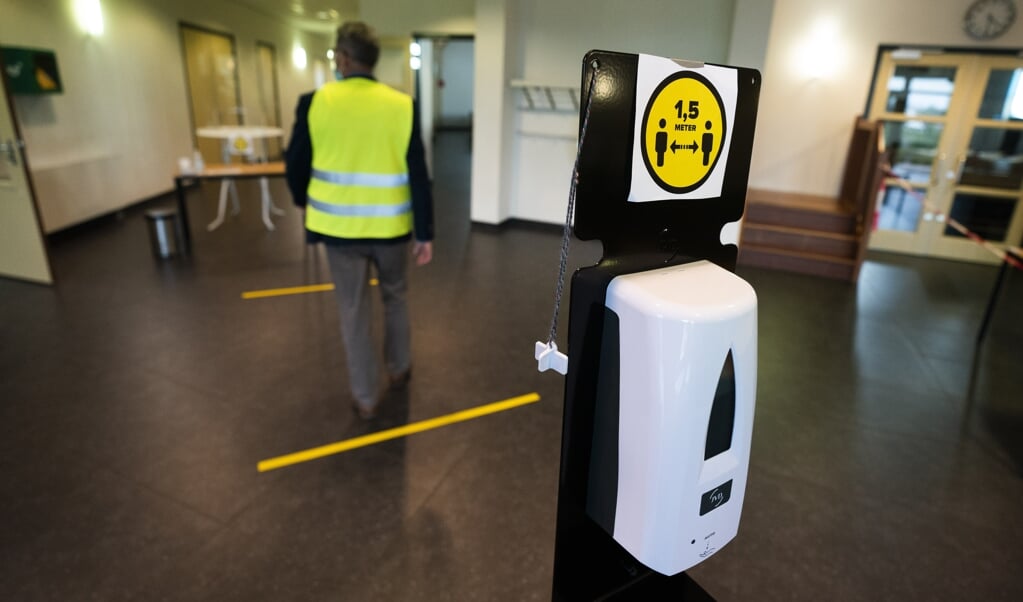 Corona-maatregelen in het kerkgebouw van de Hersteld Hervormde Gemeente in Putten. (beeld anp / Jeroen Jumelet)