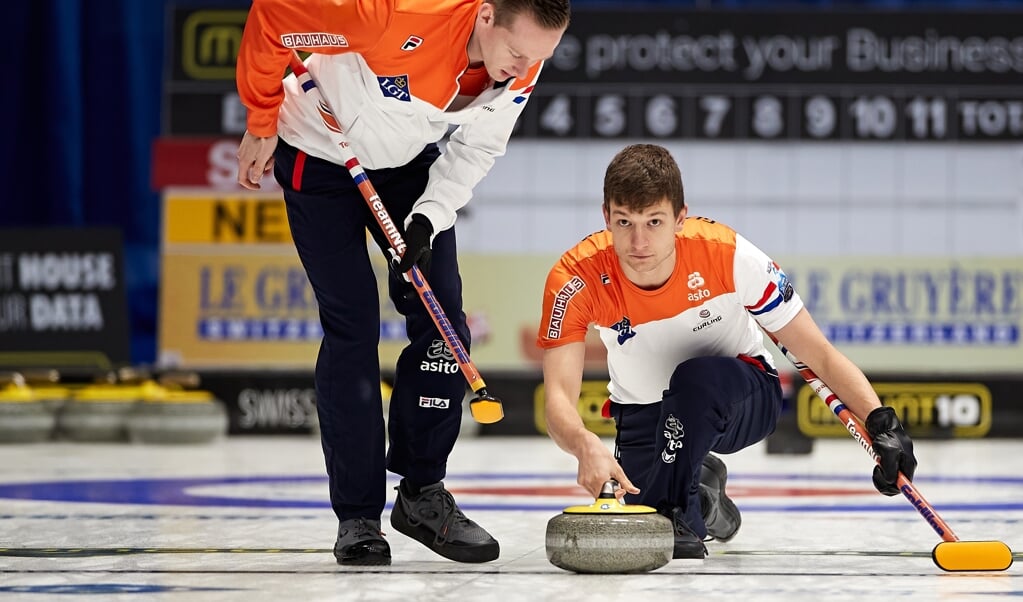 Laurens Hoekman en Carlo Glasbergen in actie voor Nederland op het Europees kampioenschap curling in 2019. (beeld epa / Anders Bjuro )