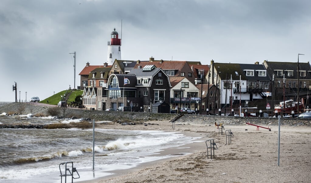 Zicht op Urk vanaf de IJsselmeerkust. De rebelsheid in het dorp gaat dwars door generaties heen. En als heel Nederland een mening mag hebben, waarom dan de mensen hier niet? (beeld anp / Vincent Jannink)