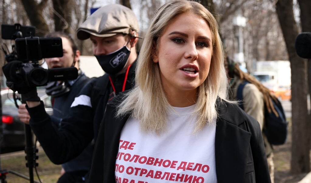 Opposante Ljoebov Sobol werd donderdag gearresteerd als ze belletje trekt bij het woonadres van Aleksej Navalny (beeld afp / Dimitar Dilkoff)