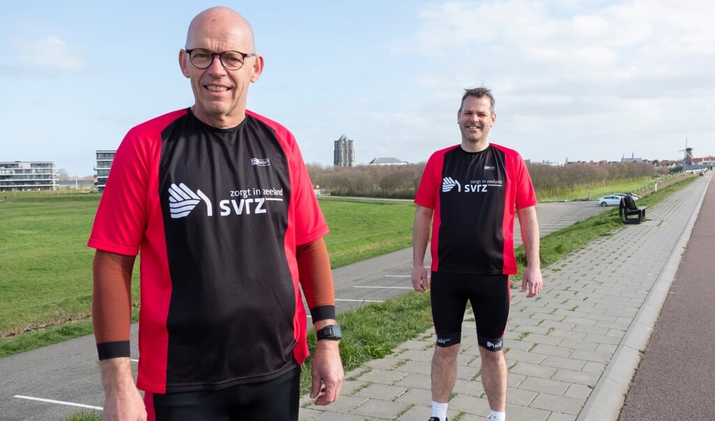 Jan Boot (l.) en Dirk de Korne met op de achtergrond de Dikke Toren van Zierikzee. (beeld Dirk-jan Gjelterma)