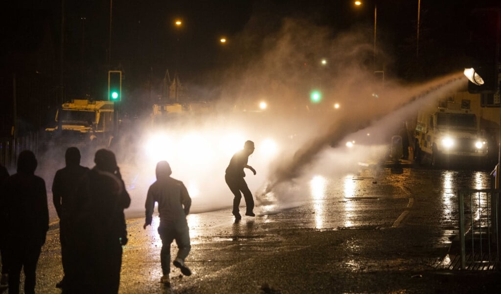 Het Noord-Ierse Belfast beleefde de afgelopen tijd veel onrustige nachten. (beeld epa / Mark Marlow)