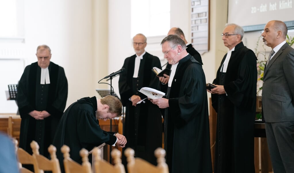 Inzegening Nick de Graaf als predikant, 11 april 2021. Rechts dominee Robert van Hornsveld van de Gereformeerde Kerk. (beeld Wouter Muskee)