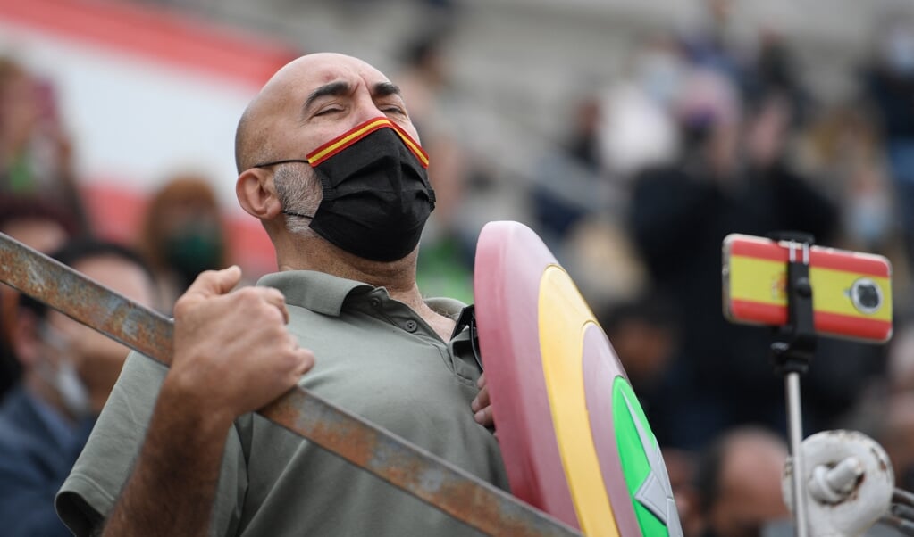 Aanhanger van de ultrarechtse partij Vox tijdens een campagnebijeenkomst in een arena voor stierengevechten. (beeld afp / Oscar del Pozo)