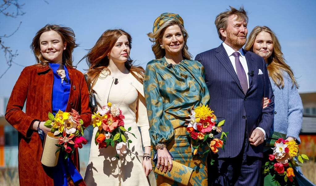 Koning Willem-Alexander en koningin Máxima samen met hun dochters Ariane, Alexia en Amalia. Het koninklijk gezin bezoekt tijdens de achtste editie van Koningsdag de High Tech Campus. (beeld anp / Royal Images Koen van Weel)