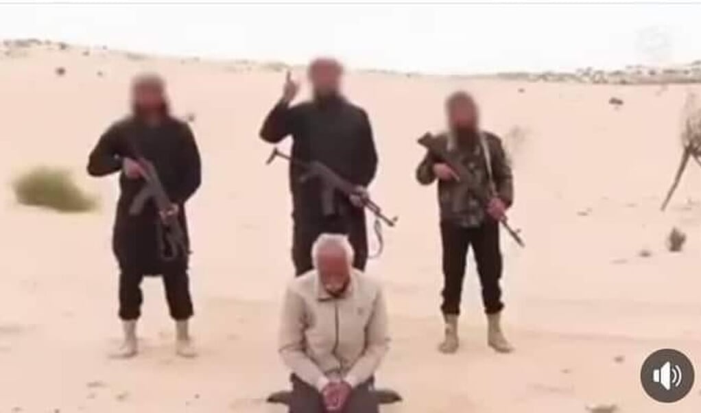 Beeld uit de door IS verspreide video met Nabil Habashi Khadim vlak voor zijn dood. (beeld facebook)