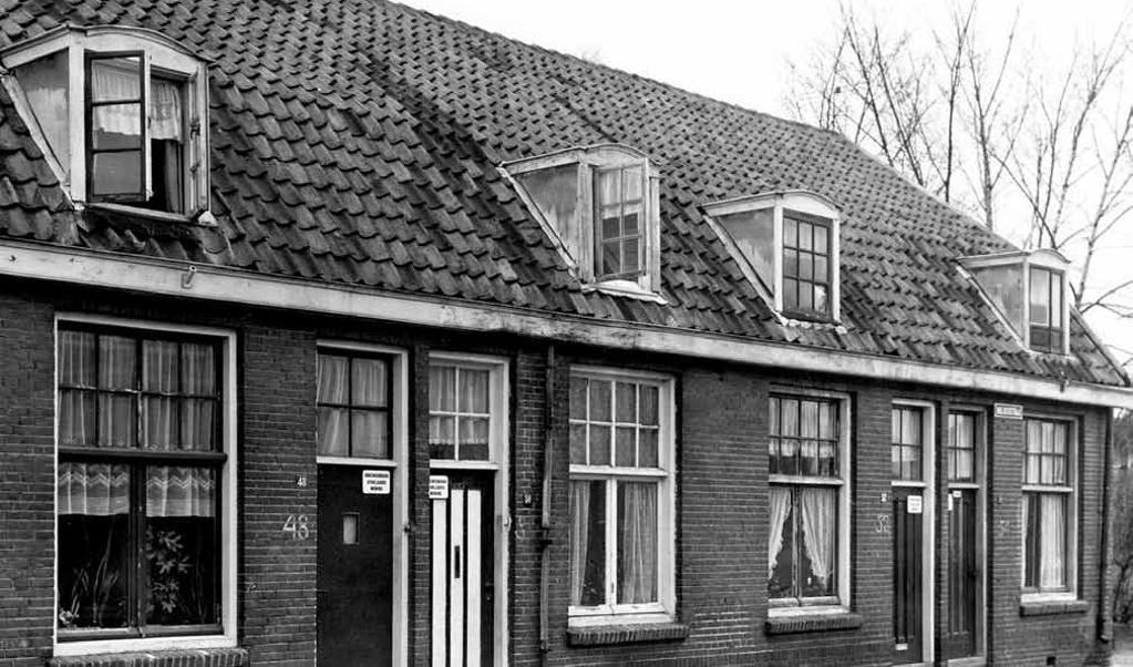 In het huis rechts, Walikerstraat 54 in Amersfoort, woonde Nathan Hilversum. De huizen werden in 1967 afgebroken. (beeld Flehite Jaarboek / Archief Eemland)