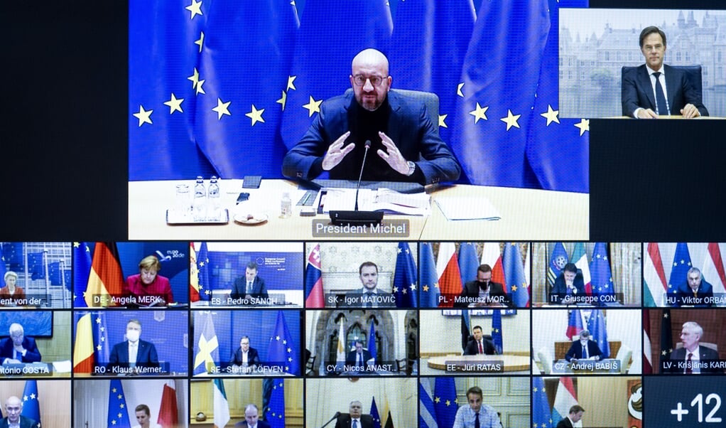 Premier Mark Rutte tijdens een videoconferentie met leiders van de Europese Unie over de aanpak van het coronavirus. (beeld anp / Koen van Weel)