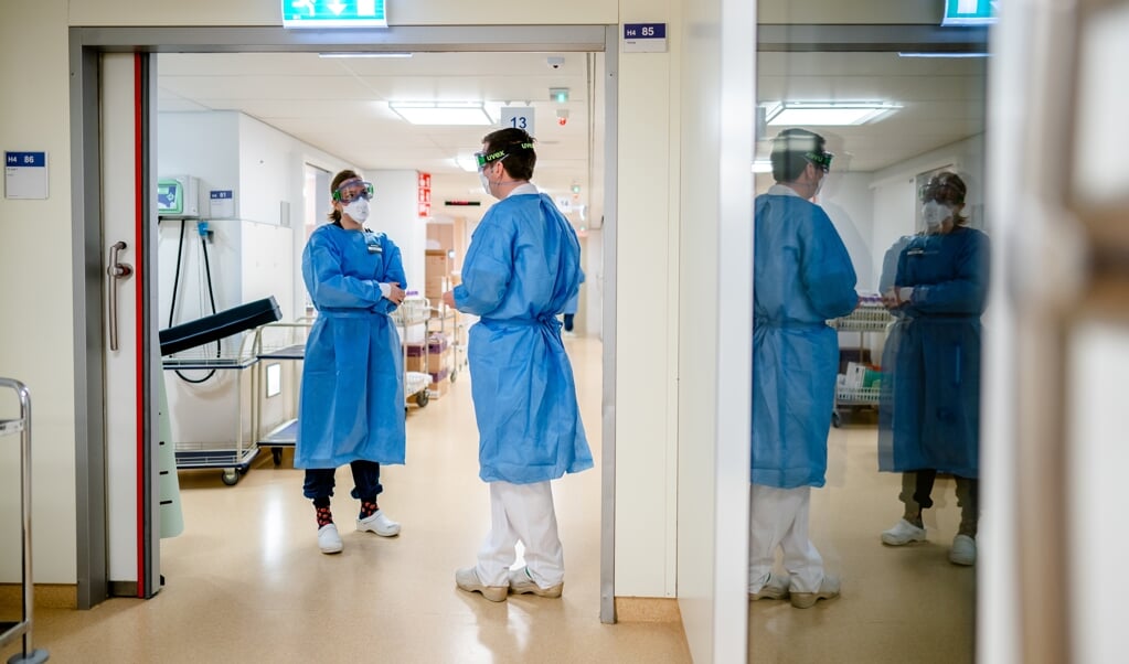 Medewerkers op de speciale Covid-IC afdeling in het Leids Universitair Medisch Centrum (LUMC). (beeld anp Bart Maat)