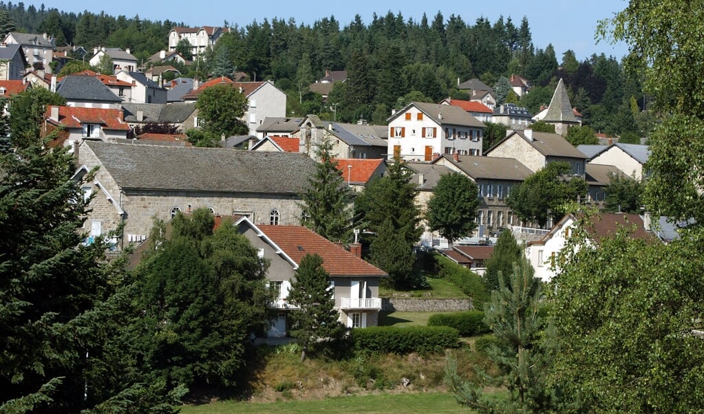 De gereformeerde kerk (rechts) in het van oorsprong protestantse Franse dorpje Chambon-sur-Lignon in de Haute-Loire (Zuid-Frankrijk). Het Franse protestantisme verschuift steeds meer van het platteland naar de steden. (beeld afp / Jean-Philippe Ksiazek)