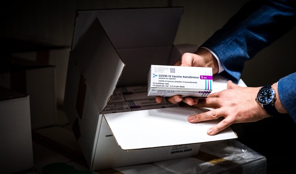 Dozen flacons met coronavaccins van AstraZeneca in een koelcel. Het vaccin is uitgegroeid tot een splijtzwam in de gezamenlijke vaccinatiestrategie van de Europese Unie. (beeld anp / Rob Engelaar)