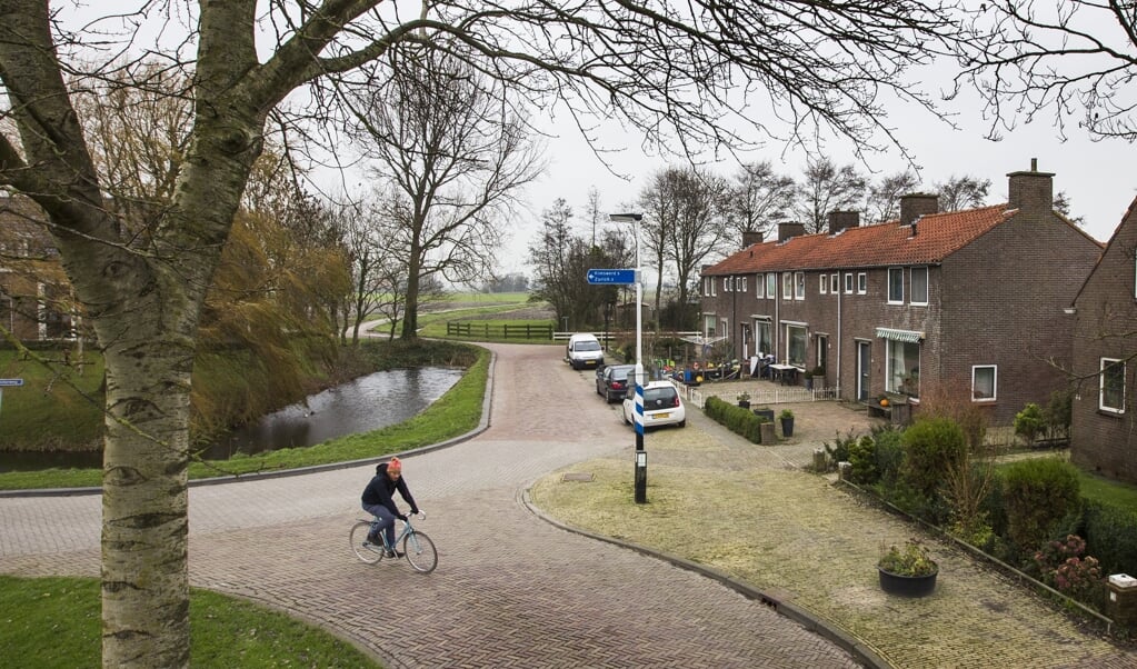 Om Friesland leefbaar te houden, moet er gebouwd worden. Huizen die worden verbonden door goed openbaar vervoer. Krimp in het noordoosten en noordwesten van de provincie kan omgebogen worden tot verantwoorde groei. het dorpje Pingjum, in het noordwesten van de provincie. (beeld anp / Vincent Jannink)
