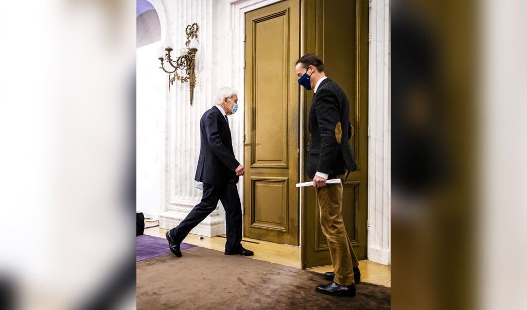 Herman Tjeenk Willink vertrekt na de persconferentie over zijn eindverslag. (beeld anp / Remko de Waal)