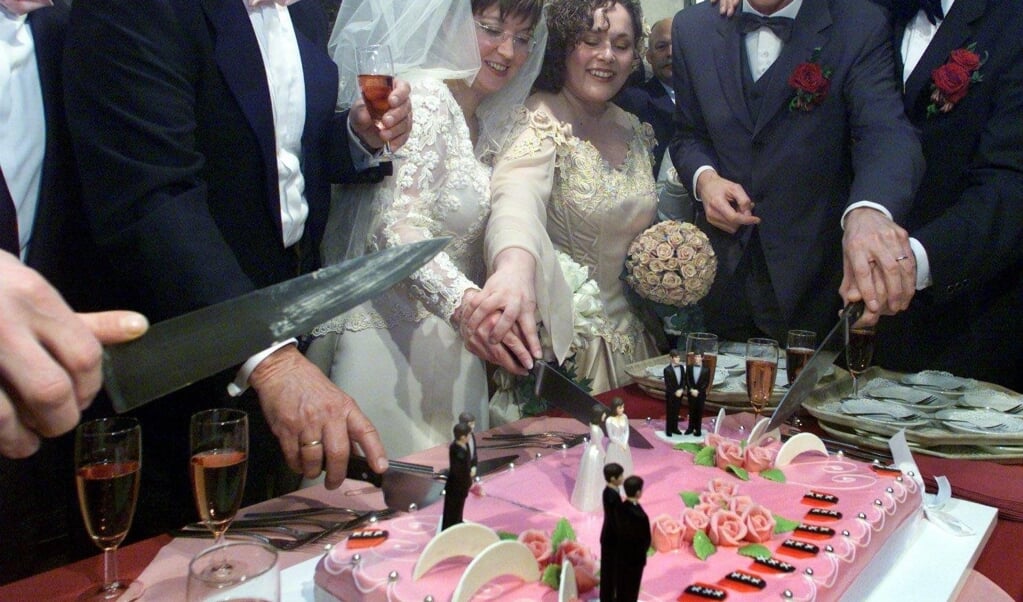 Echtparen snijden op 1 april 2001 de bruidstaart aan nadat zij officieel in het huwelijk zijn getreden. (beeld anp / Marcel Antonisse)