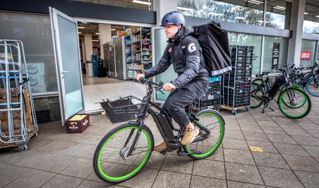 Luc van Emmerik zit in het management van Gorillas Nederland, maar bezorgt zelf ook boodschappen per fiets. (beeld raymond rutting)