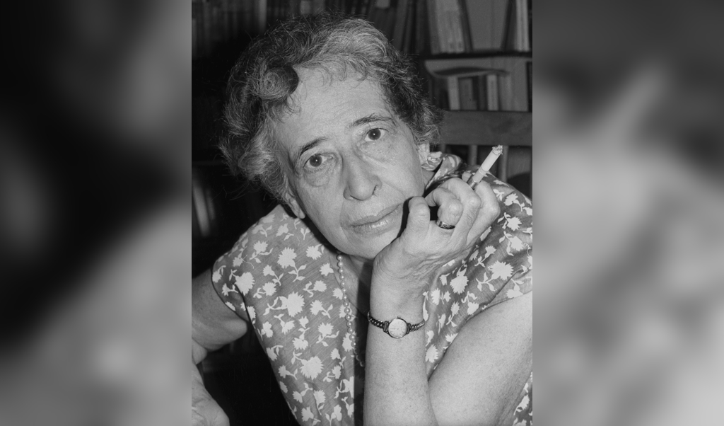 Hannah Arendt (1906-1975) propageert tegenover de gedachteloosheid een ‘actief’ denken, waarin het ik telkens op het eigen handelen reflecteert. (beeld getty images)