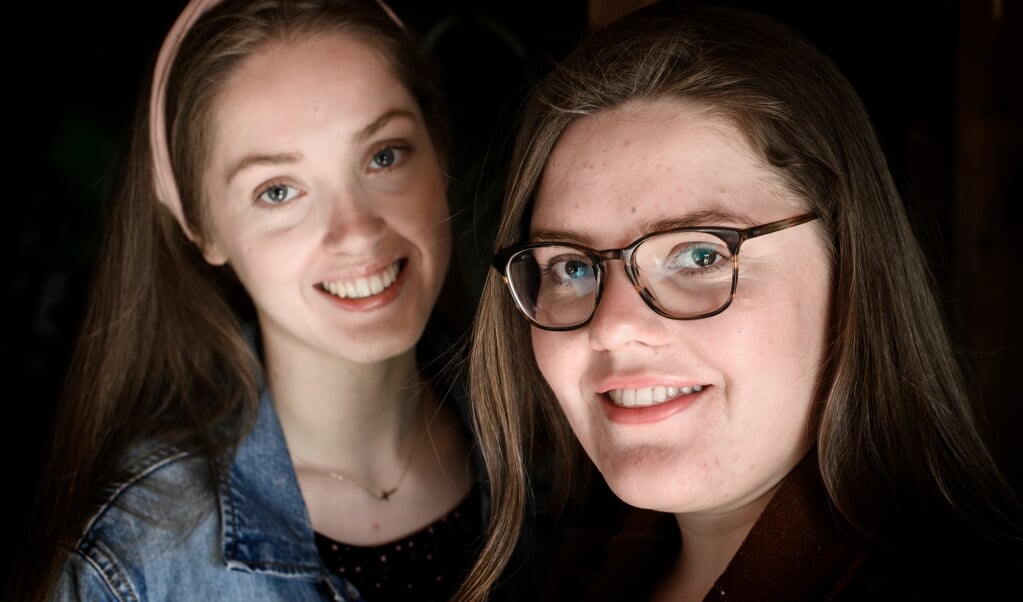 De zussen Tabitha (l.) en Maria Piet wonen samen in een appartement in Groningen. (beeld Duncan Wijting)