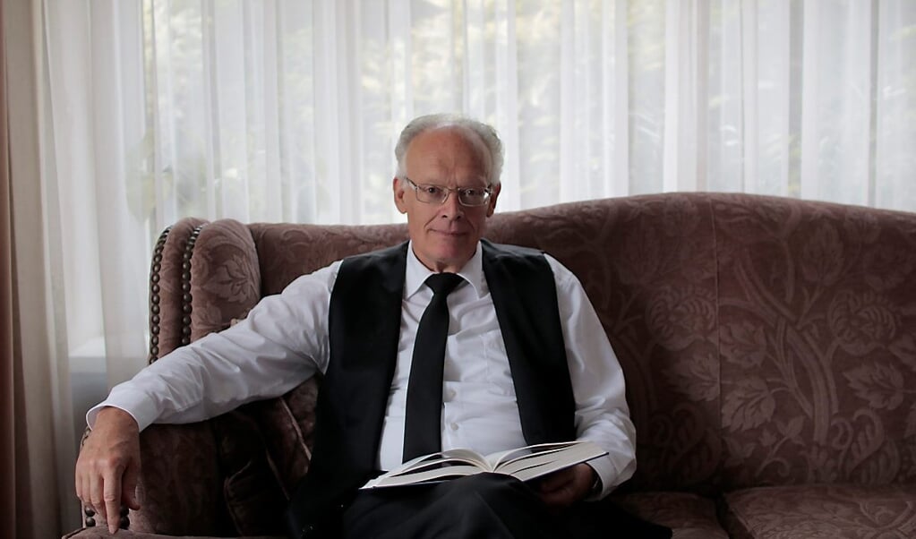 Anthonie Kort, predikant van de oud-gereformeerde Mieraskerk in Krimpen a/d IJssel. Middelbare scholieren mochten deze foto bij wijze van uitzondering maken. (beeld H.P. Dekker)