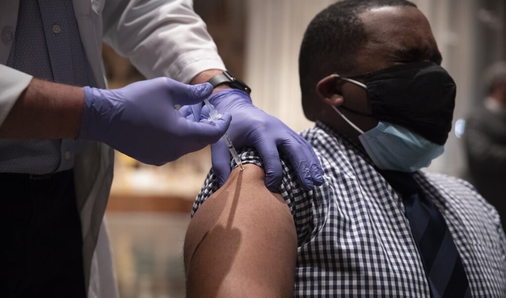 Pastor Darryl Roberts van de Nineteenth Street Baptist Church in Washington, D.C. krijgt een prik met een vaccin tegen corona. (beeld epa / Michael Reynolds)
