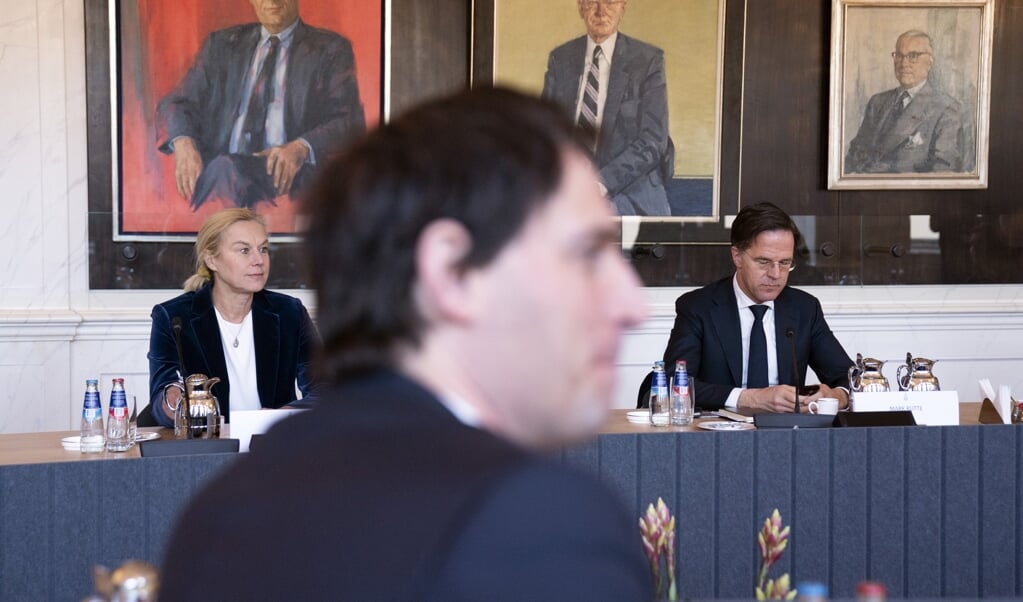 Alleen minister Sigrid Kaag (links) had ‘minder moeite’ met coalitiepartijen die zich ‘openlijk afzetten’ tegen het kabinet. ‘Het is immers in een democratie een gezond teken dat er fel wordt gedebatteerd’. (beeld anp / Bart Maat)