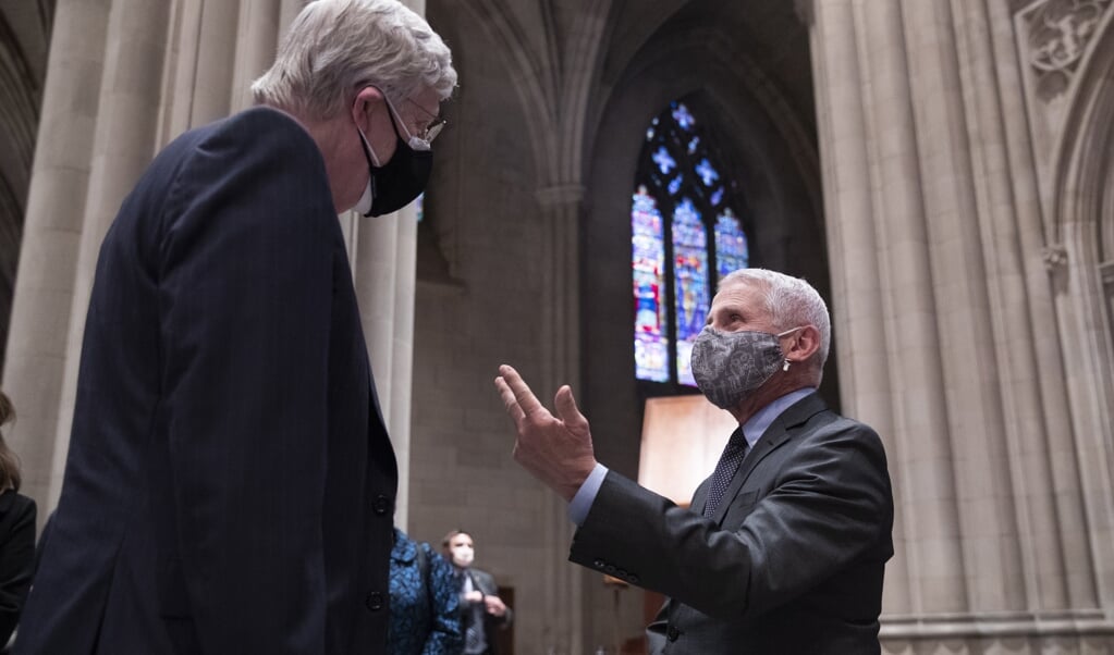 Anthony Fauci (rechts) in gesprek met Francis Collins, zorgautoriteit, geneticus en christen. (beeld Epa / Michael Reynolds)