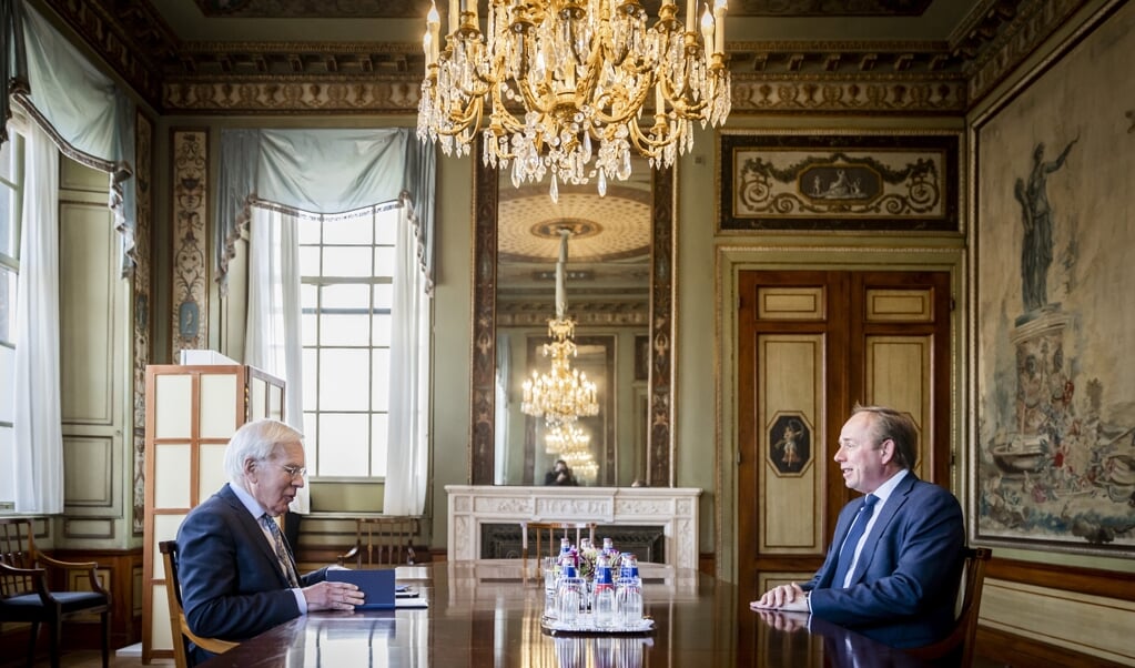 SGP-fractievoorzitter Kees van der Staaij in gesprek met informateur Herman Tjeenk Willink. (beeld anp / Remko de Waal)