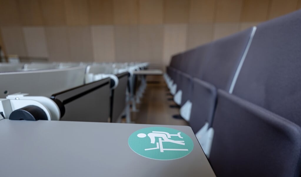 Een lege collegezaal, met coronamaatregelen van de Universiteit Utrecht. Het hoger onderwijs gaat voorzichtig weer open. (beeld anp / Robin van Lonkhuijsen)