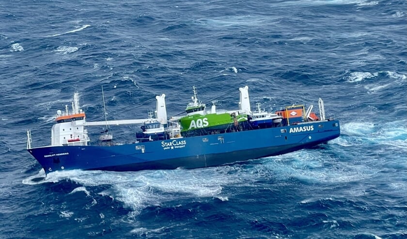 Het Nederlandse schip Eemslift Hendrika drijft stuurloos voor de Noorse kust. Het risico bestaat dat de zware stookolie en diesel die aan boord zijn het milieu beschadigen. (beeld afp)